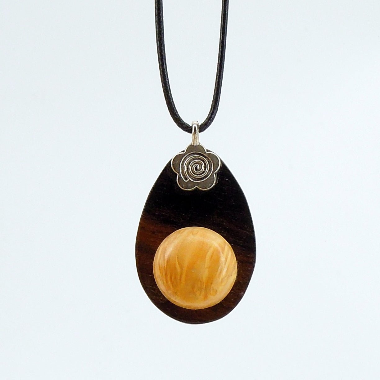 Bijou en bois de buis et noyer