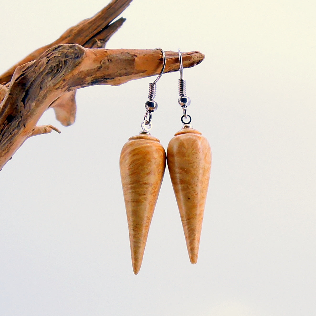 Bijou en bois de buis avec boucles d'oreille.