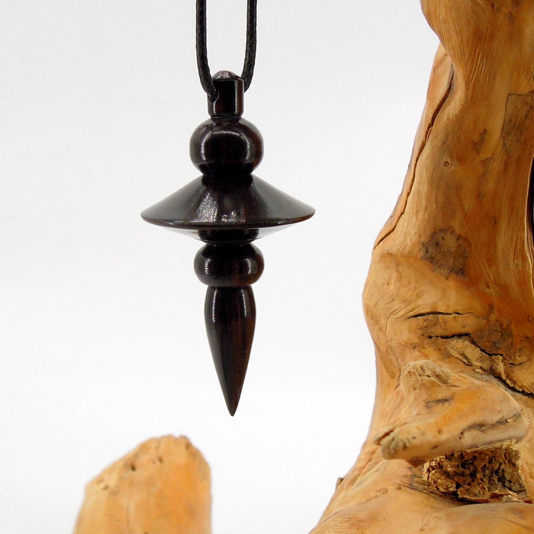 Pendule divinatoire artisanal en ébène avec oeilleton