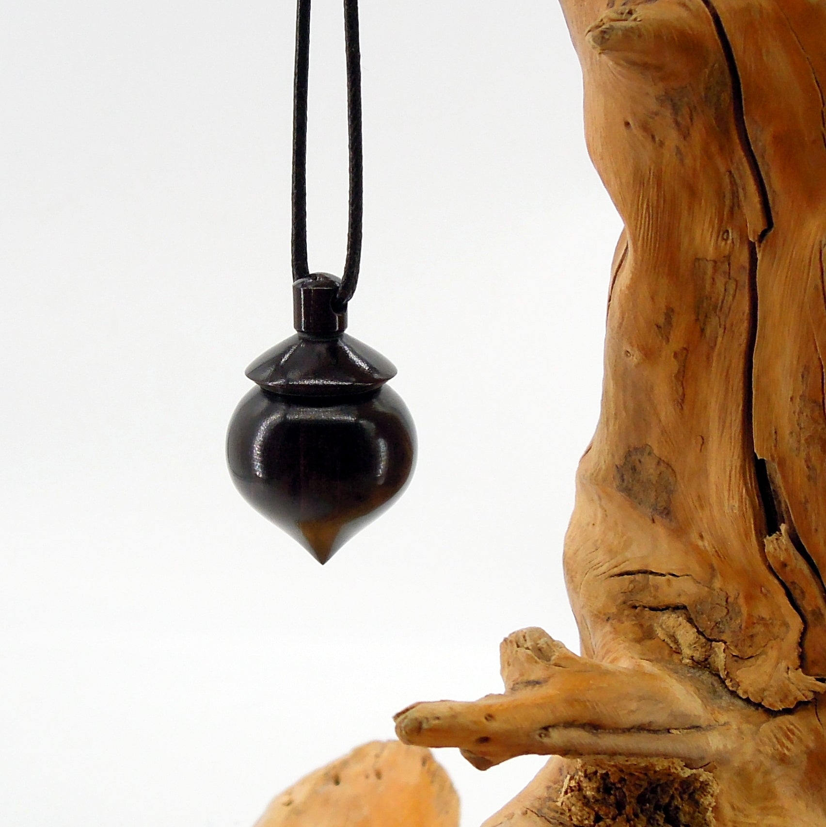 Pendule de radiesthésie artisanal en ébène avec oeilleton