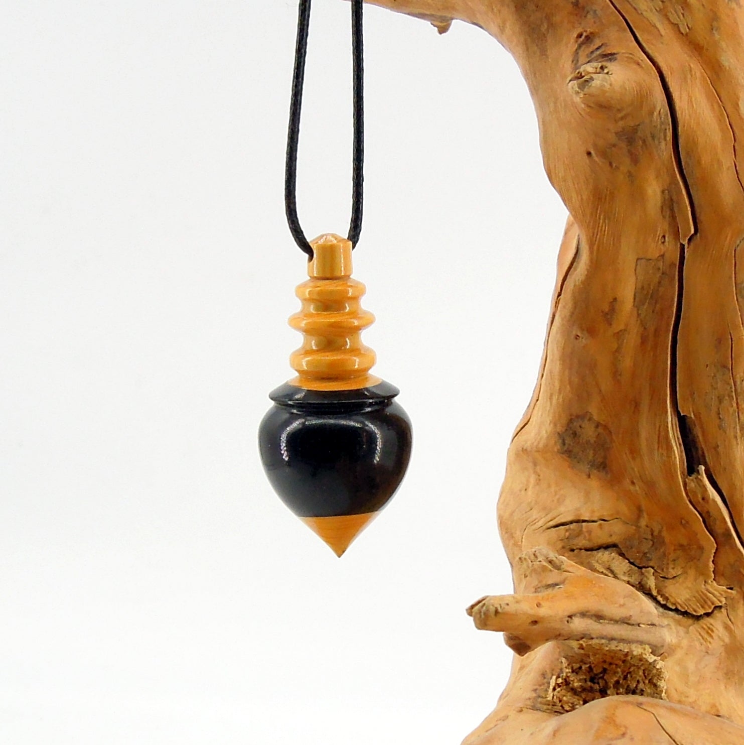 Pendule artisanal divinatoire en buis et ébène avec oeilleton