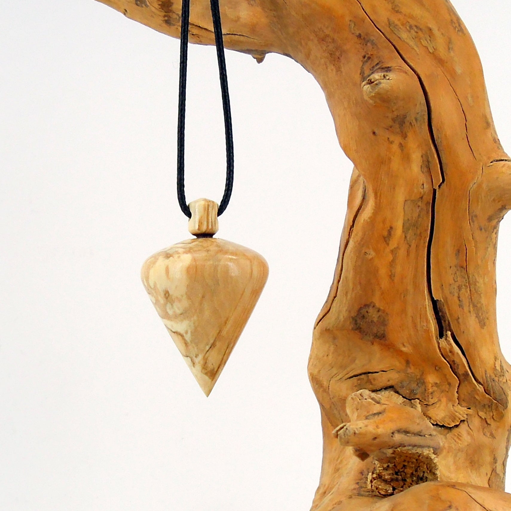 Pendule artisanal de radiesthésie en charme échauffé avec oeilleton.