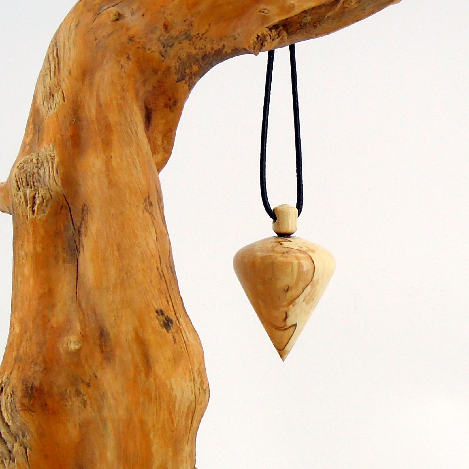 Pendule artisanal de radiesthésie en charme échauffé avec oeilleton.