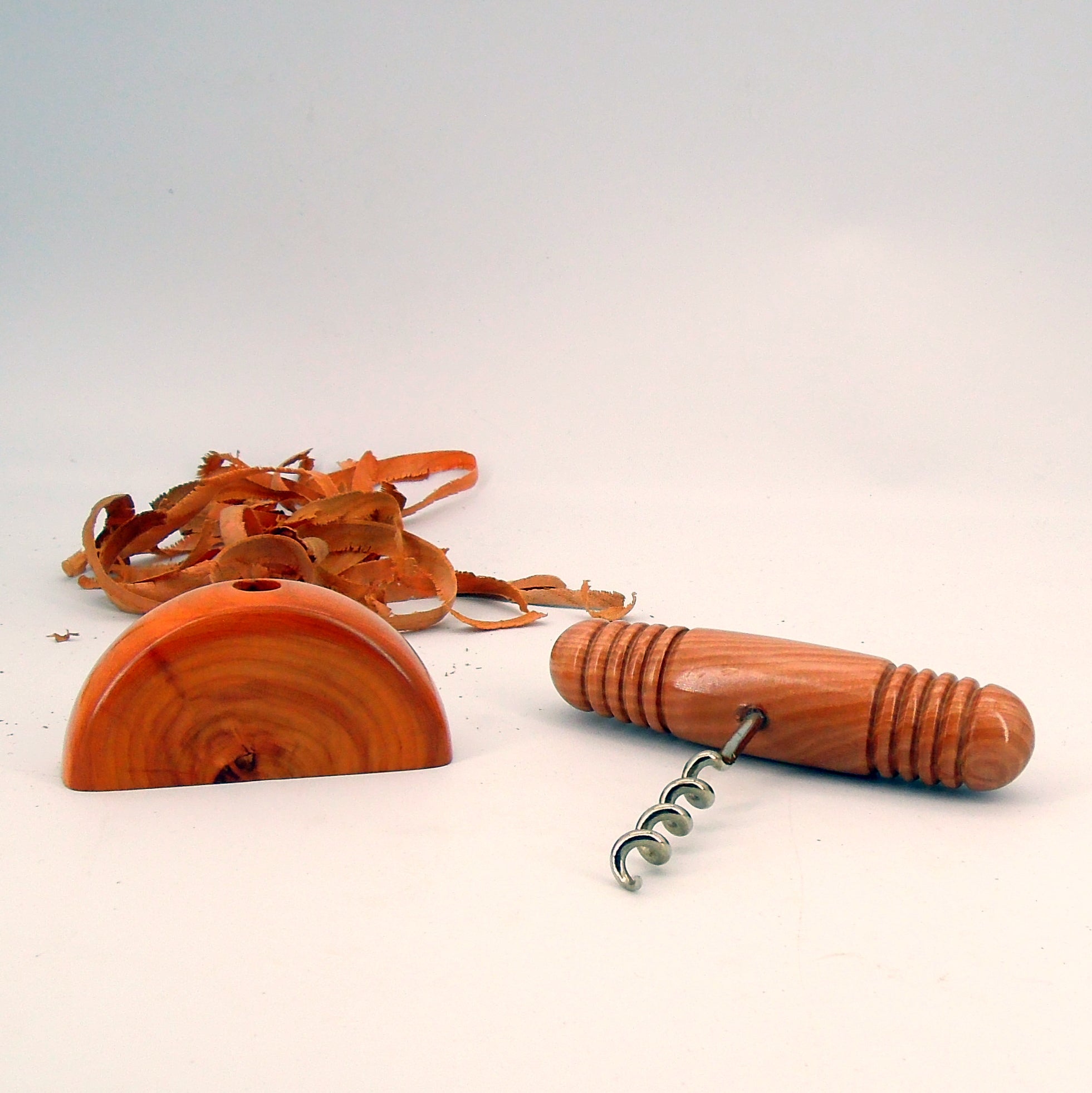 Tire bouchon en cormier et socle en cerisier.