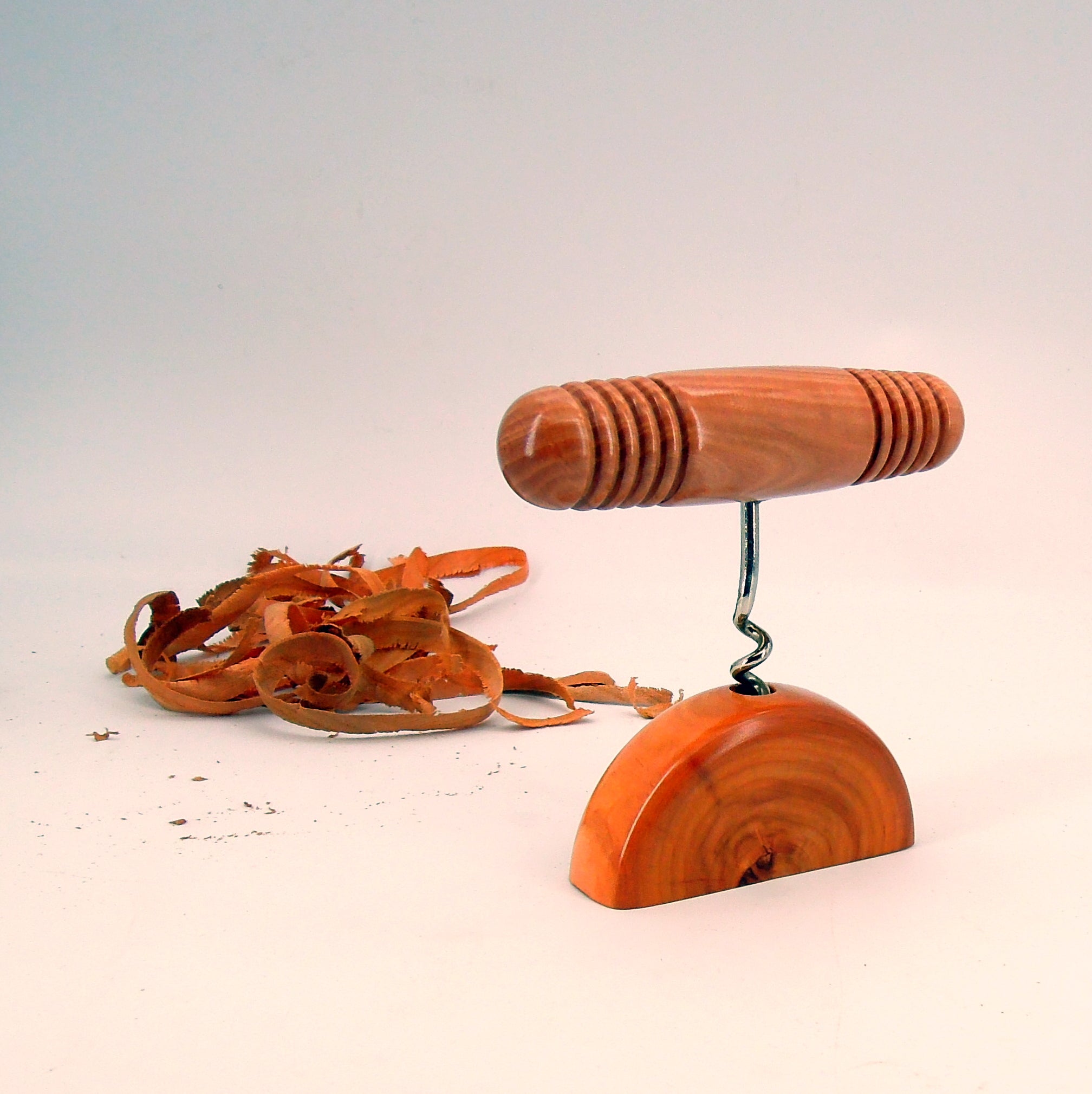 Tire bouchon en cormier et socle en cerisier.