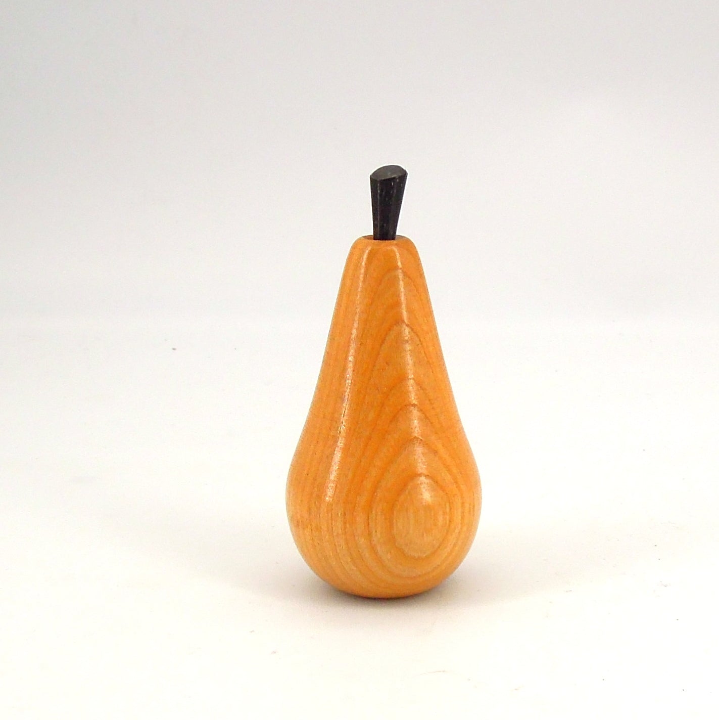 Poire en merisier avec queue en ébène.