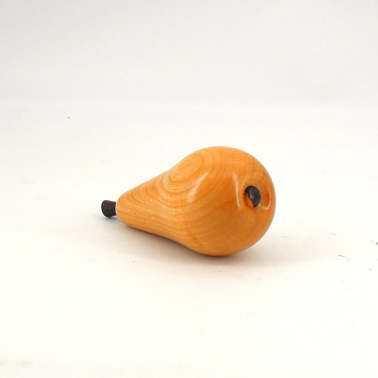 Poire en merisier avec queue en ébène.
