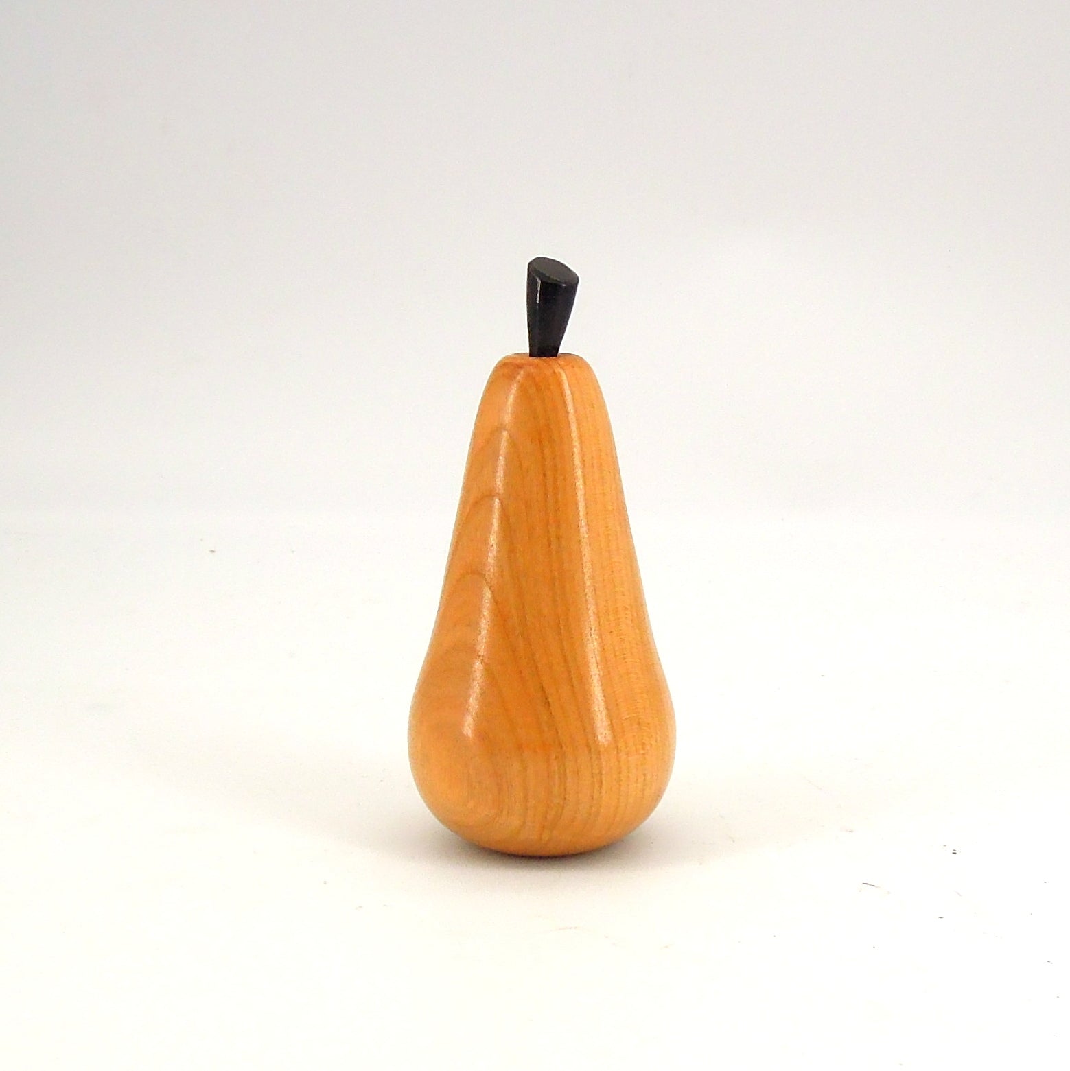 Poire en merisier avec queue en ébène.