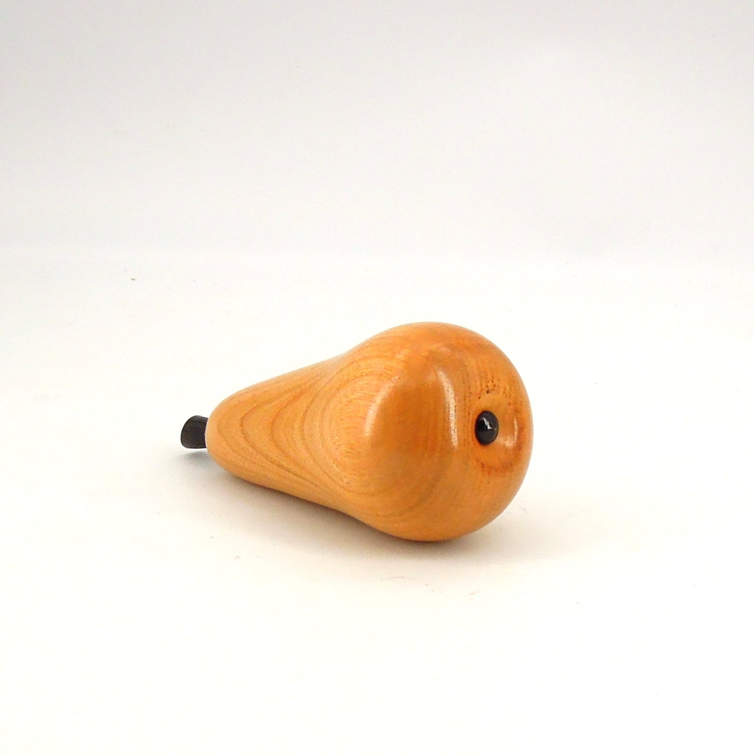 Poire en merisier avec queue en ébène.