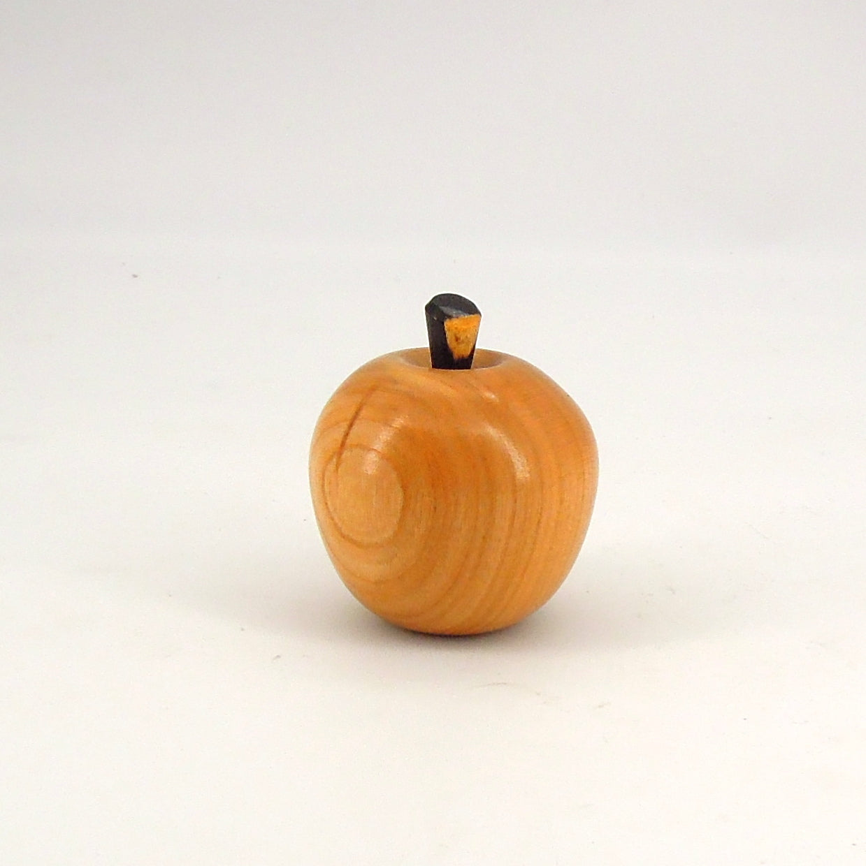 Pomme en merisier avec queue en ébène.