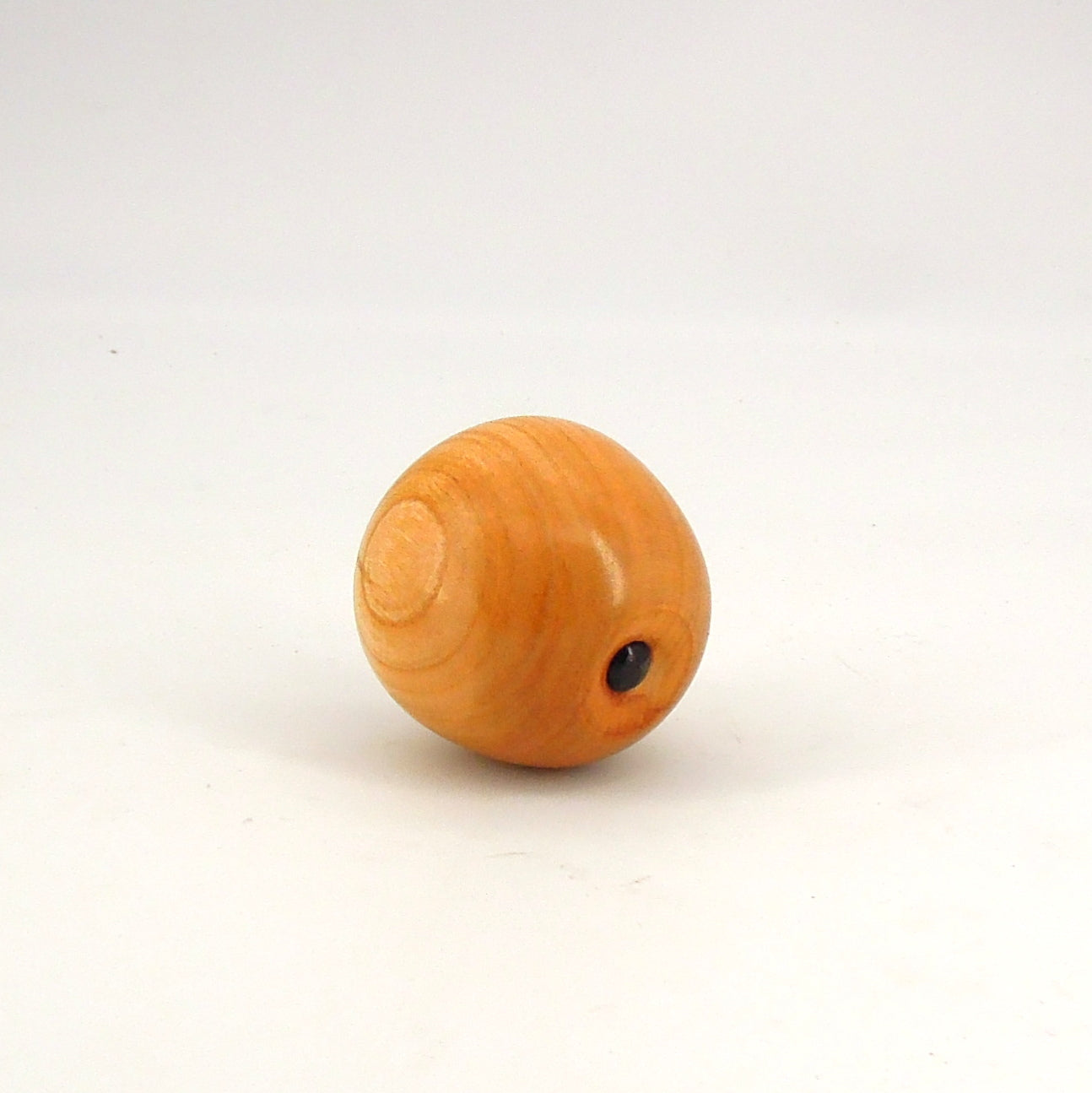 Pomme en merisier avec queue en ébène.