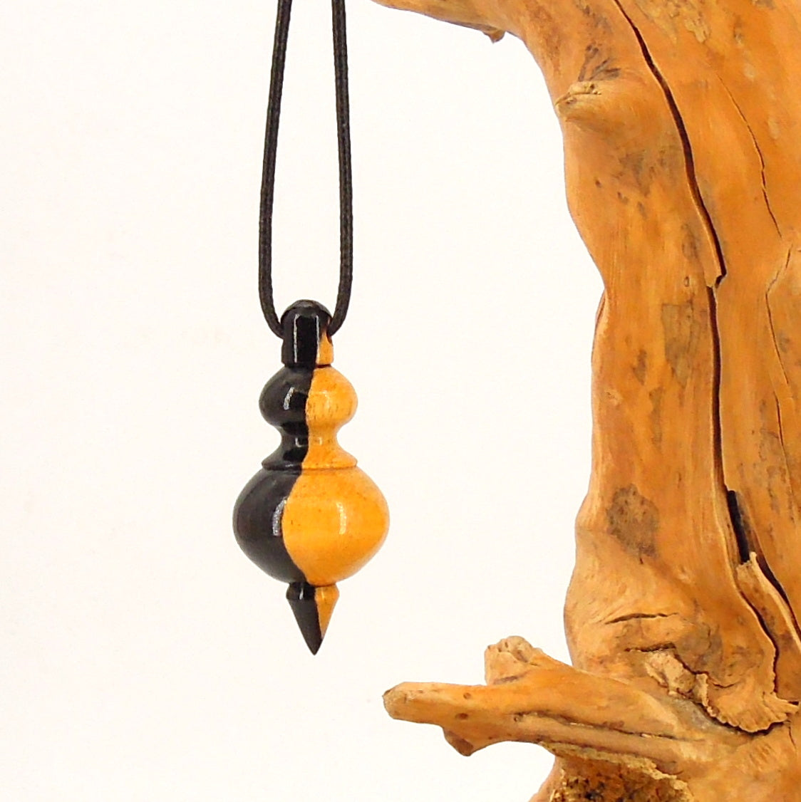 Pendule de radiesthésie artisanal en ébène bicolore avec oeilleton