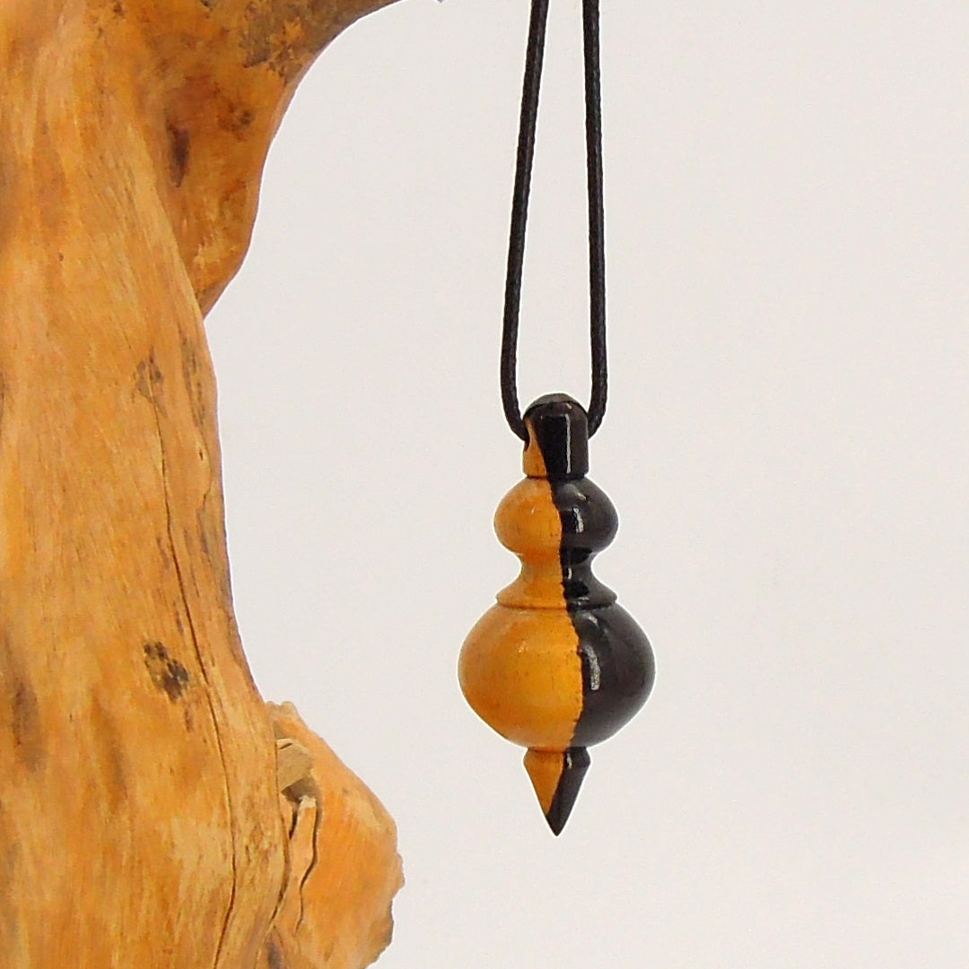 Pendule de radiesthésie artisanal en ébène bicolore avec oeilleton