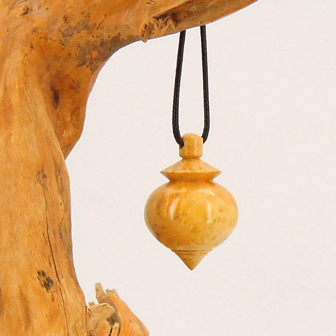 Pendule artisanal de radiesthésie en loupe de buis avec oeilleton.