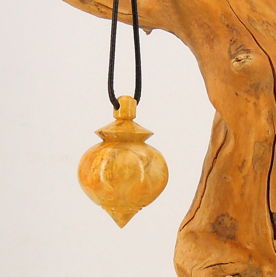 Pendule artisanal de radiesthésie en loupe de buis avec oeilleton.