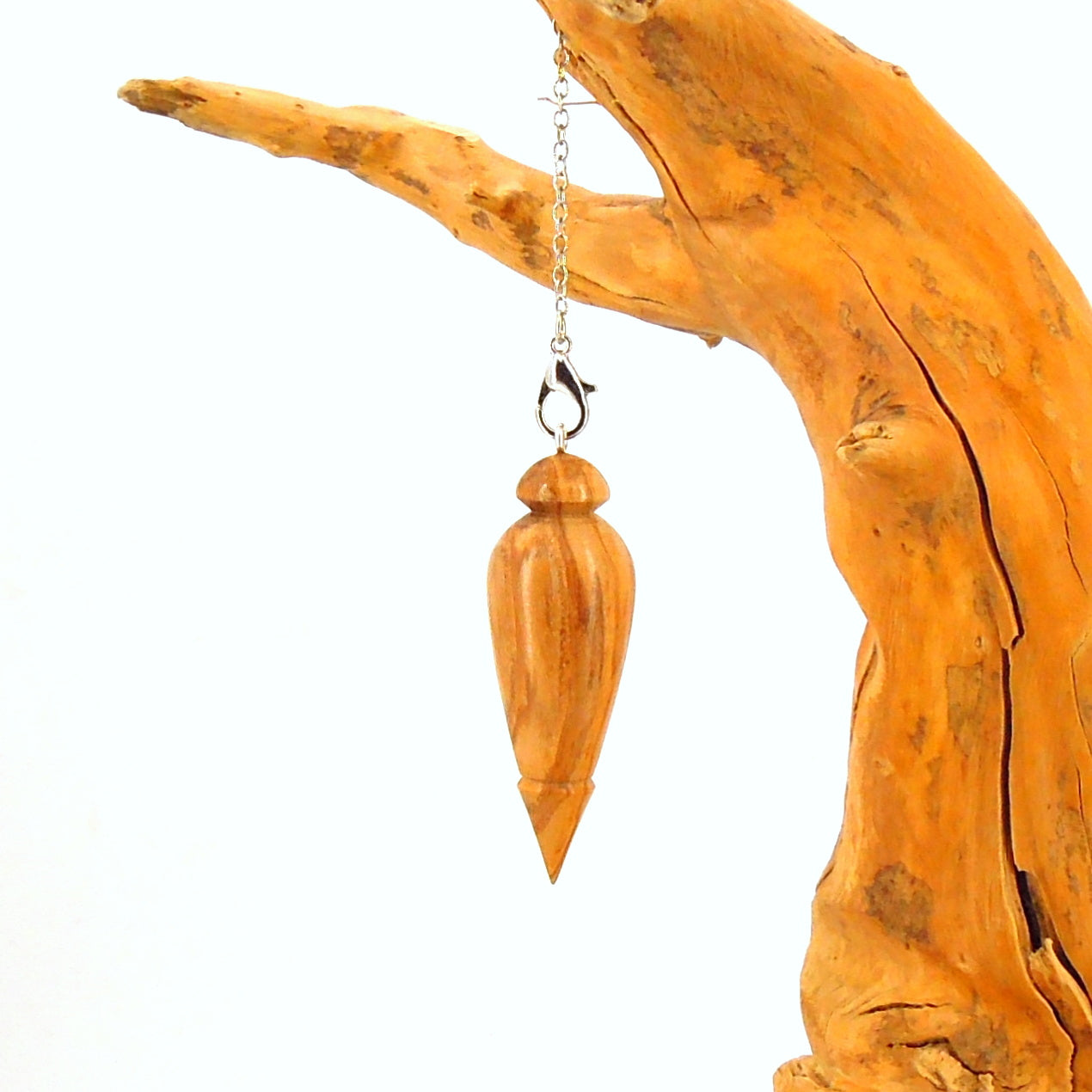 Pendule artisanal divinatoire en frêne olivier avec chainette..