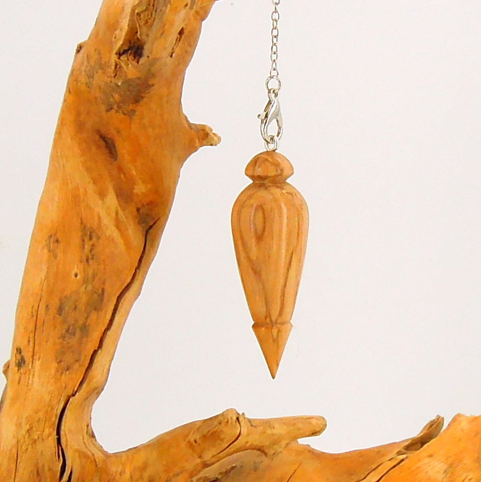 Pendule artisanal divinatoire en frêne olivier avec chainette..