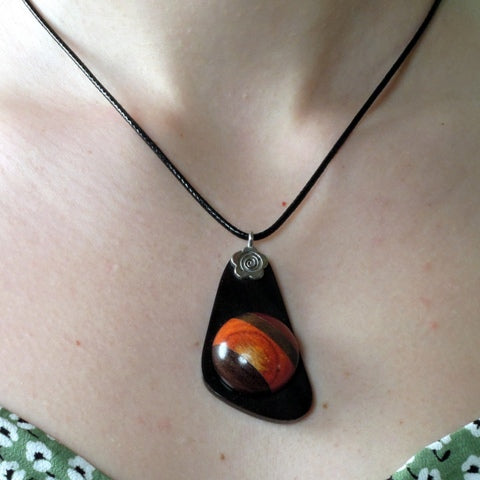 Bijou en bois et corne. #9