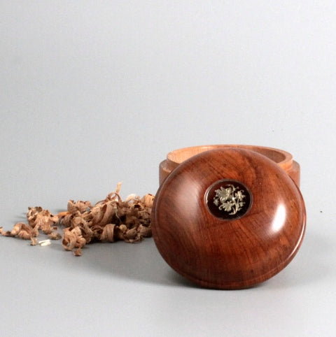 Boite en bois de prunier de Bourgogne avec insert bouton