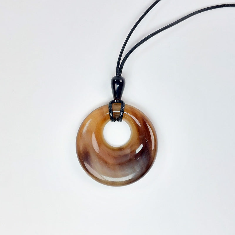 Pendentif en corne de buffle