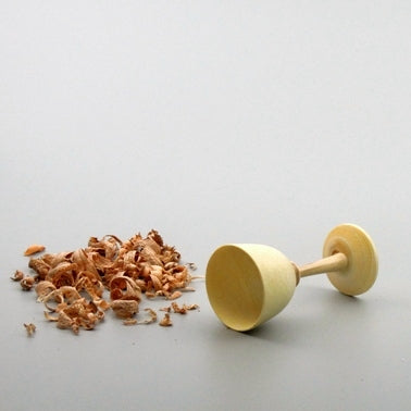 Verre en bois d’affouage à priori du fusain.