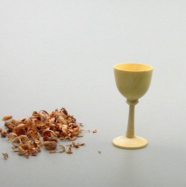 Verre en bois d’affouage à priori du fusain.