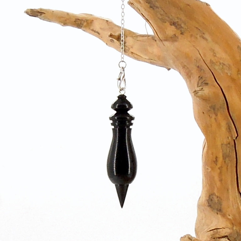 Pendule en ébène avec chainette.