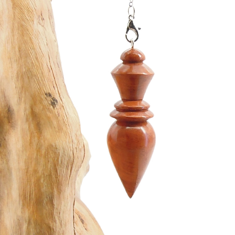 Pendule artisanal de radiesthésie en racine de bruyère avec chainette.