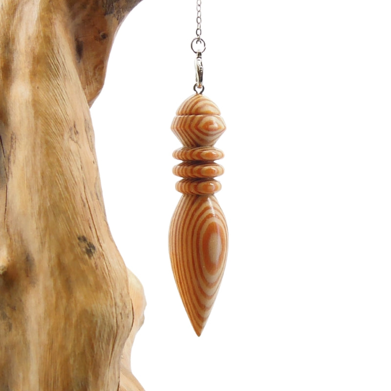 Pendule artisanal divinatoire de radiesthésie en résineux avec chainette.