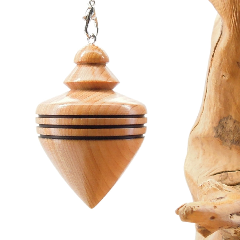 Pendule artisanal de radiesthésie en cade avec chainette.