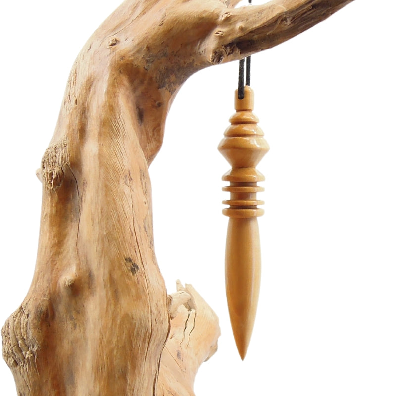 Pendule artisanal de radiesthésie en buis avec oeilleton.