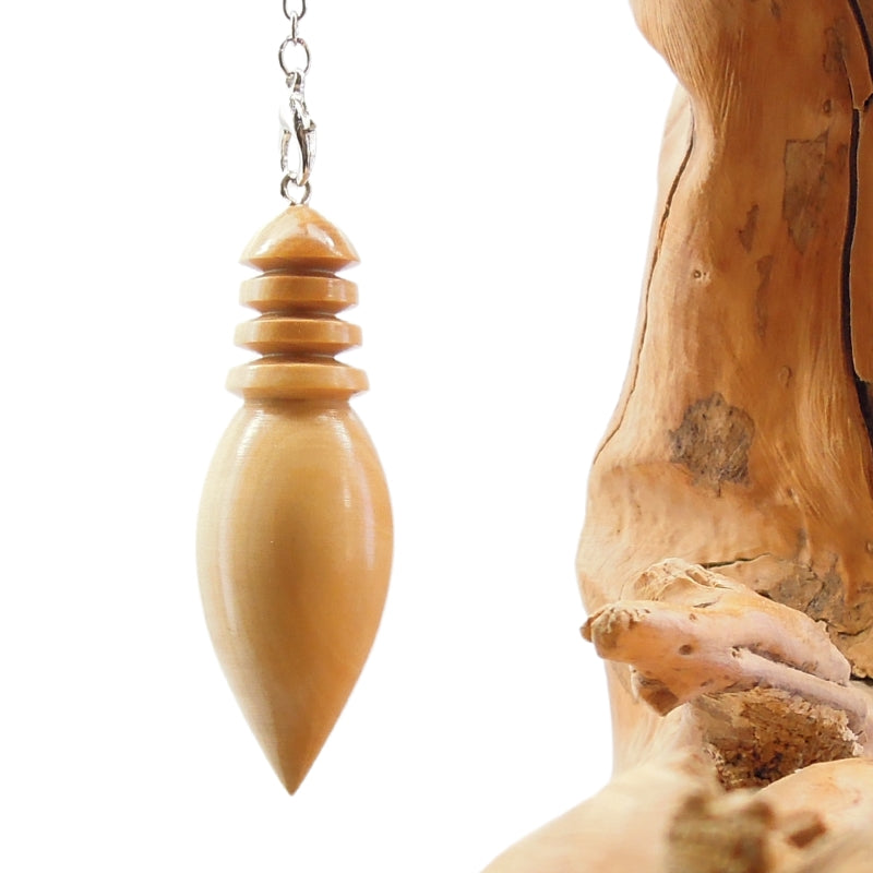 Pendule artisanal de radiesthésie en buis avec chainette.