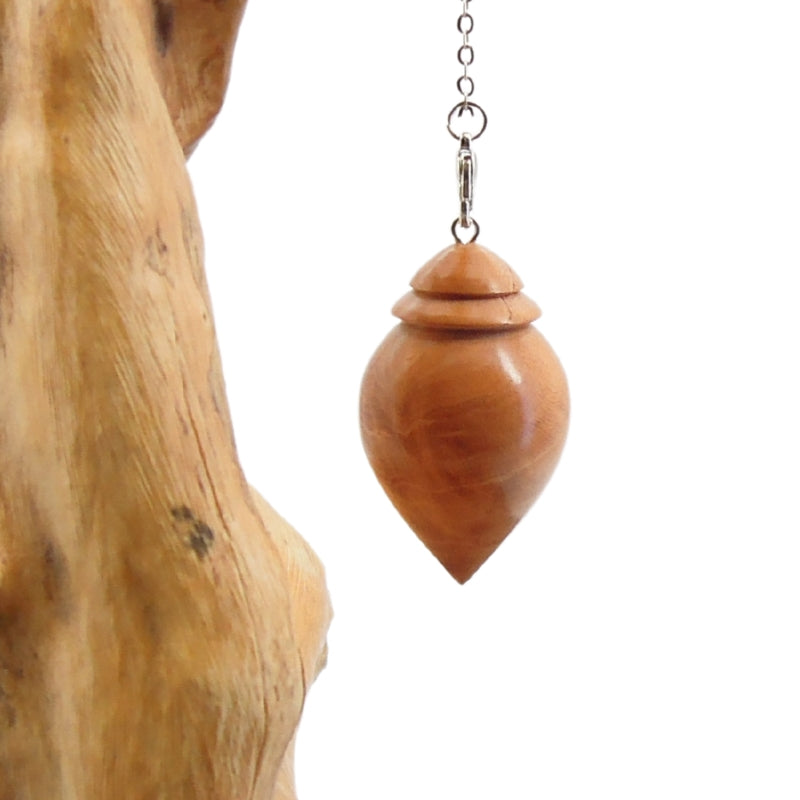 Pendule artisanal de radiesthésie en racine de bruyère avec chainette.