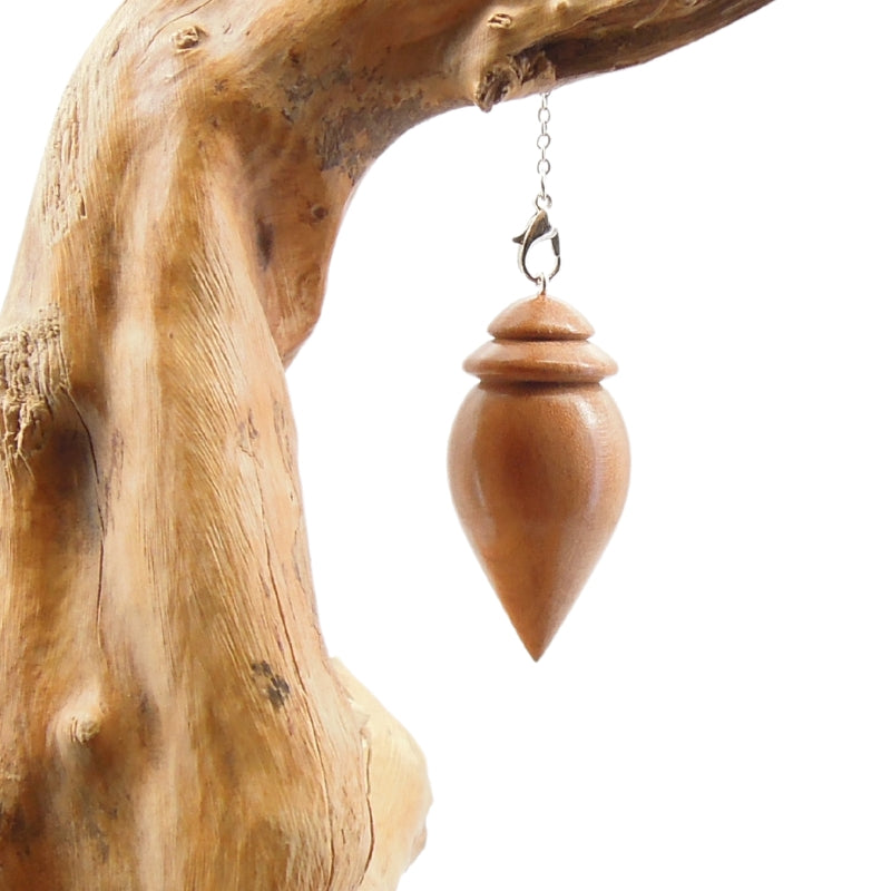 Pendule artisanal de radiesthésie en cerisier avec chainette.