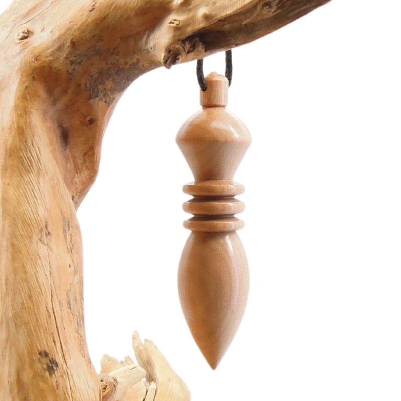 Pendule artisanal de radiesthésie en cornouiller avec oeilleton.