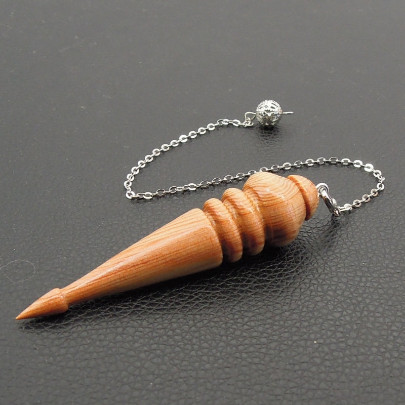 Pendule artisanal de radiesthésie en séquoia avec chainette.