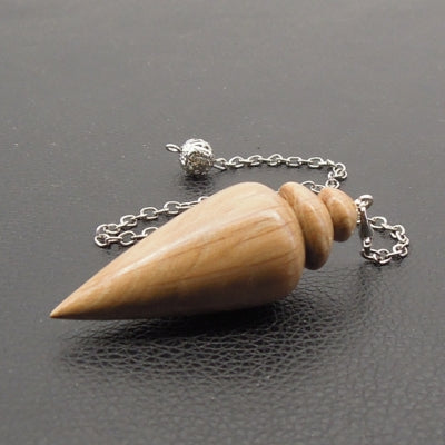 Pendule artisanal divinatoire de radiesthésie en chêne avec chainette.
