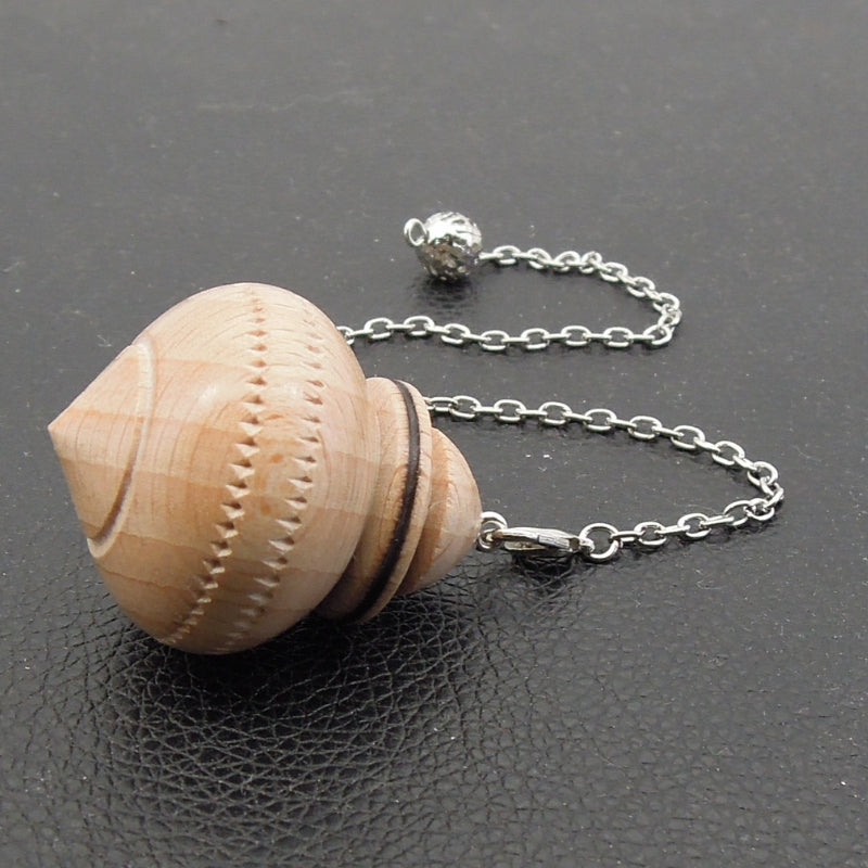 Pendule artisanal de radiesthésie en hêtre avec chainette.