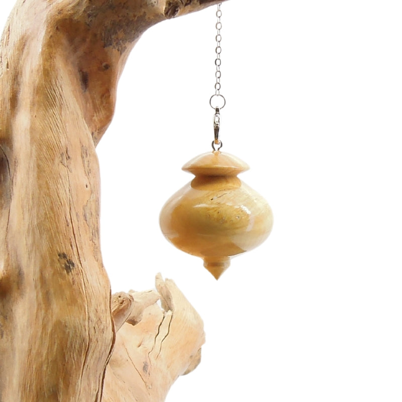 Pendule artisanal divinatoire en buis avec chainette.