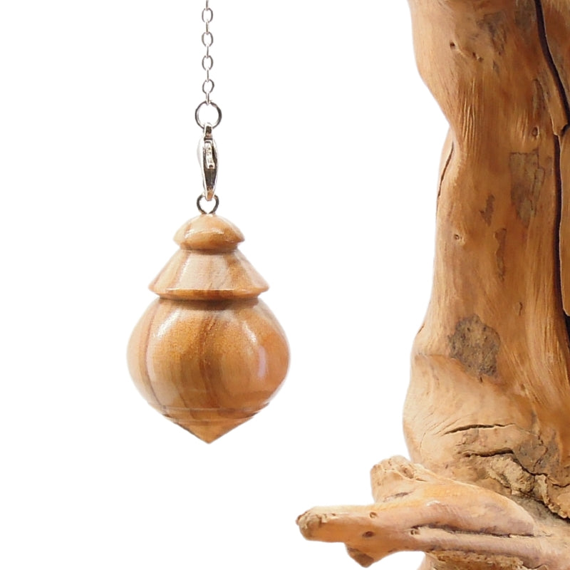 Pendule artisanal divinatoire en olivier avec chainette..
