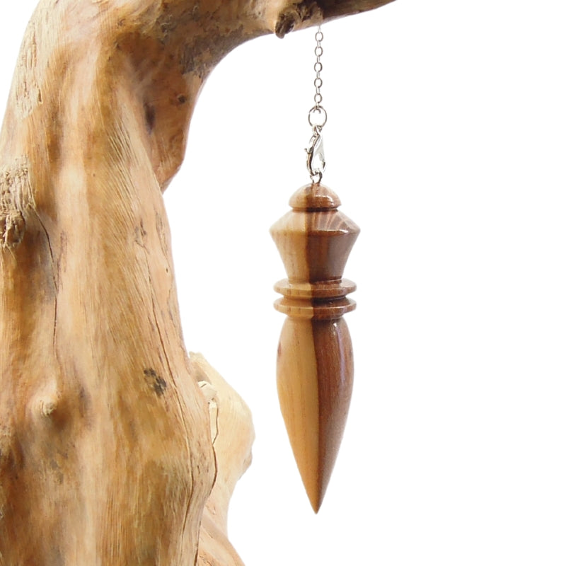 Pendule artisanal de radiesthésie en nerprun avec chainette.
