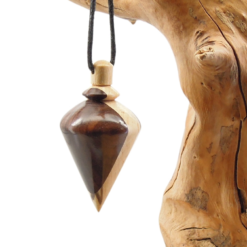 Pendule artisanal de radiesthésie en noyer et charme échauffé avec oeilleton.