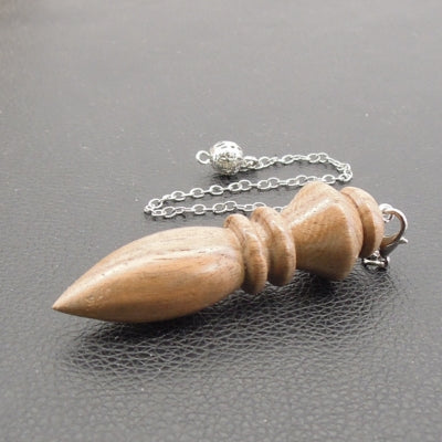 Pendule artisanal de radiesthésie en noyer avec chainette