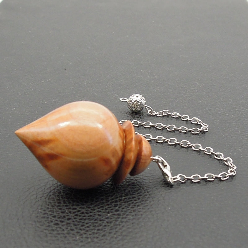 Pendule artisanal de radiesthésie en prunier avec chainette.