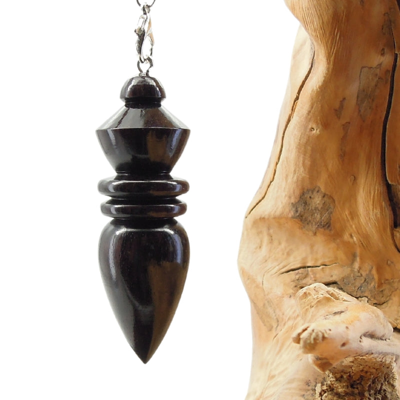 Pendule artisanal de radiesthésie en ébène avec chainette.