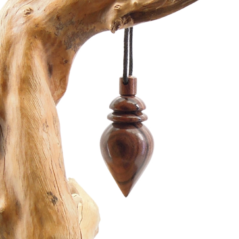 Pendule artisanal de radiesthésie en palissandre santos avec oeilleton.