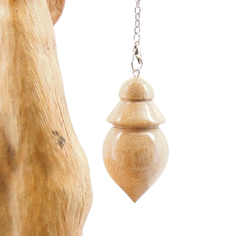Pendule artisanal divinatoire en charme avec chainette.