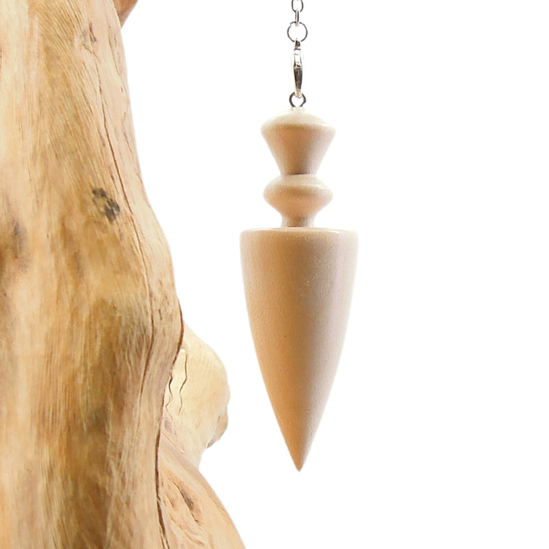 Pendule artisanal de radiesthésie en érable ondé avec chainette.