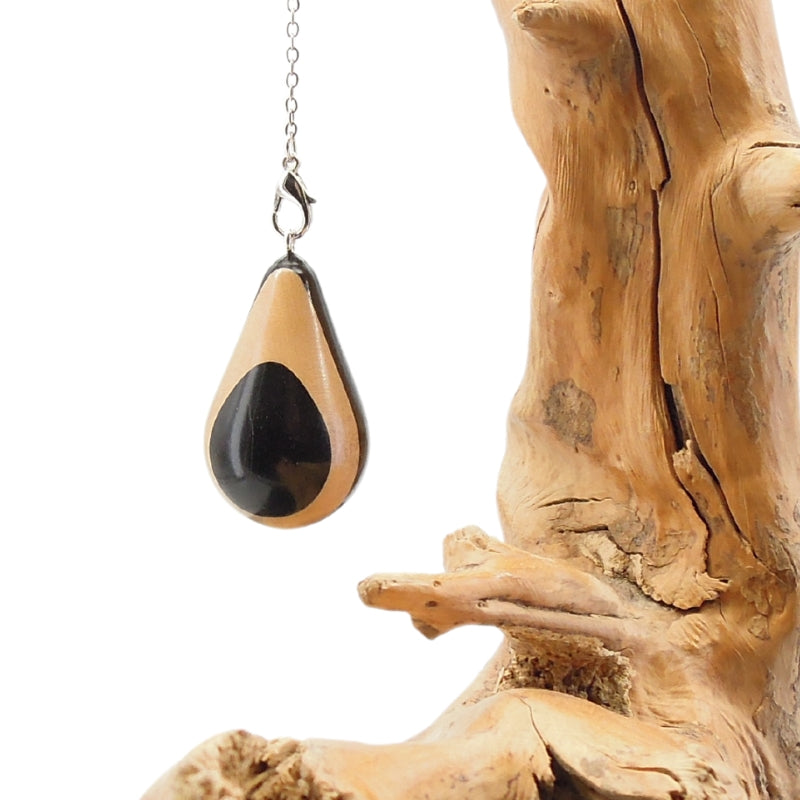 Pendule artisanal de radiesthésie en buis et ébène avec chainette.