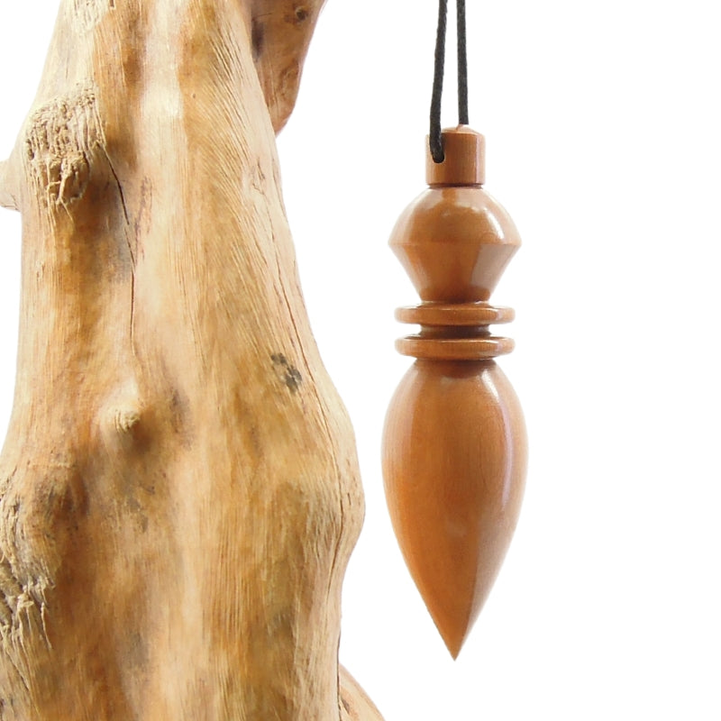 Pendule artisanal de radiesthésie en cornouiller avec oeilleton.